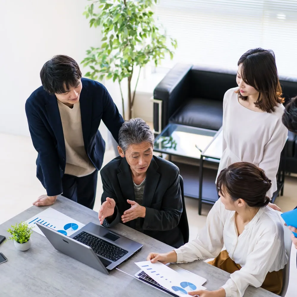 打ち合わせをする社員の様子